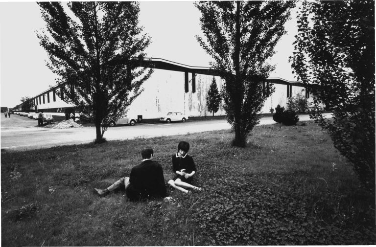 2. Gianni Berengo Gardin, Coppia al parco, Stabilimento Olivetti di Scarmagno, 1970 ca. Associazione Archivio Storico Olivetti, Ivrea © Gianni Berengo Gardin / Eredi Gianni Berengo Gardin