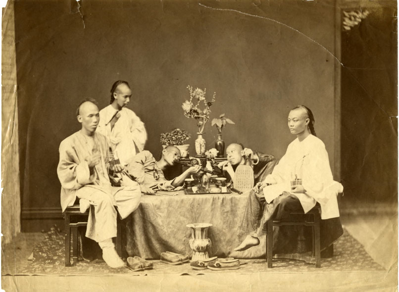 ANONIMO - FUMATORI DI OPPIO CINESI, [Cina, 1890]