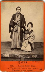 UFFICIALE DEL GOVERNO GIAPPONESE CON LA MOGLIE, [Yokohama, 1869-1870]