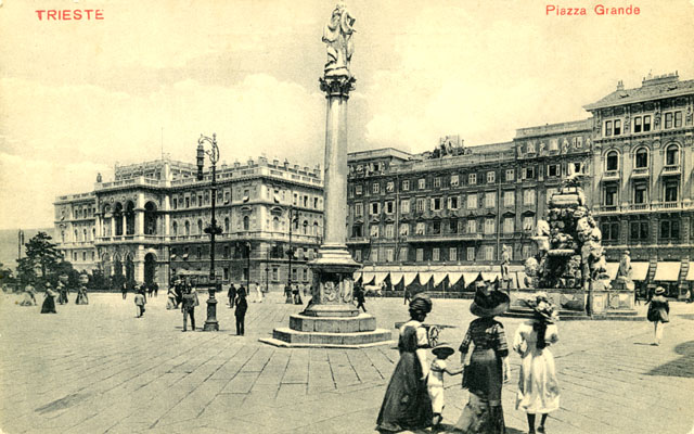 Anonimo, Piazza Grande, 1905-10, Fototeca dei Civici Musei di Storia ed Arte, inv. F000215