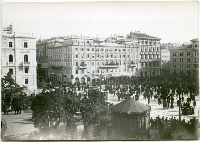Anonimo Piazza Grande 1904-1905 Fototeca dei Civici Musei di Storia ed Arte, inv. F023966