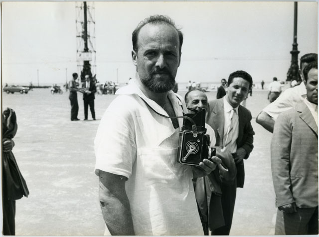 Anonimo Ugo Borsatti in PIazza Unità, sullo sfondo Italo Pino 7.07.1959 Fototeca dei Civici Musei di Storia ed Arte, F257794