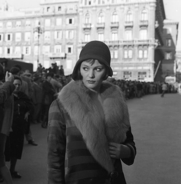 Giornalfoto, Claudia Cardinale nel set di Senilità allestito in Piazza Unità, 25.10.1961, GFNP001314_082