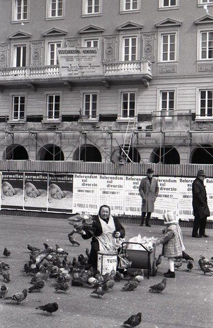 Foto Omnia di Ugo Borsatti La venditrice di grano 1974 Proprietà della Fondazione CRTrieste in deposito presso la Fototeca CMSA, inv. UBNP006130_002