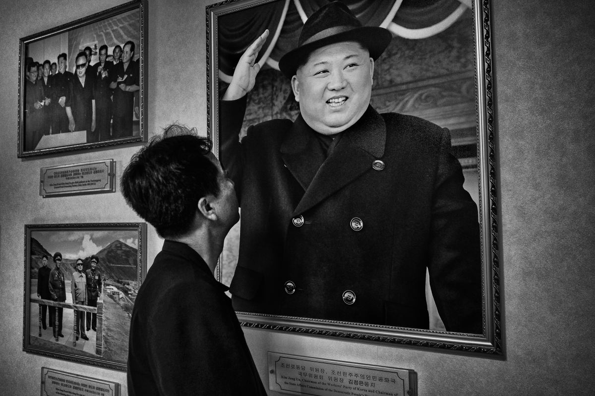 Black Suit Kim Jong-Un a grandezza naturale 